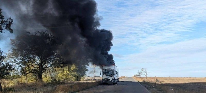 Межведомственная гуманитарная автоколонна из четырех грузовиков с четко обозначенной символикой ООН, доставлявшая помощь в город Белозерка Херсонской области, подверглась атаке.